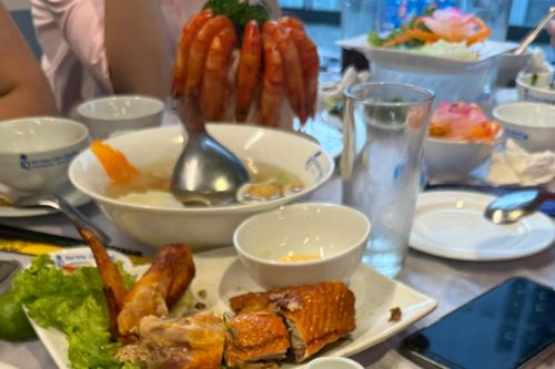 Đồng nghiệp 'né' đám cưới ở khách sạn vì sợ tốn kém, gửi tiền mừng gây sững sờ