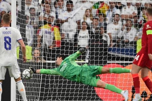 Courtois rực sáng, Real Madrid thua 0-1 tại Anfield