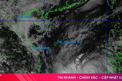Bão số 13 tăng cấp, miền Trung mưa to, gió lớn