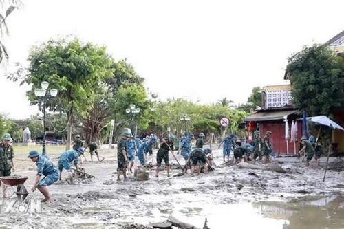 Quân đội tham gia làm sạch môi trường Phố cổ Hội An sau đợt lũ