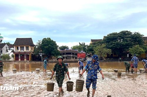 Áo lính giữa lòng phố cổ Hội An, thành phố Đà Nẵng