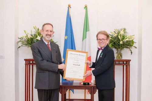 Đại sứ Italy trao Huân chương cho người đỡ đầu 'chú lính chì' Thiện Nhân