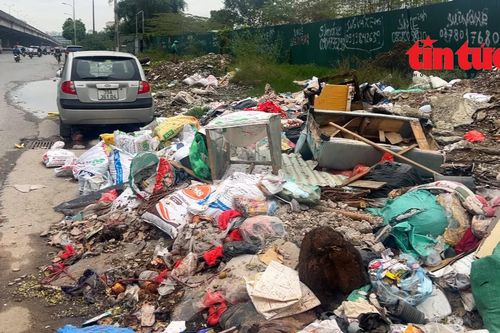 Đường Nguyễn Xiển thành 'bãi rác' tự phát