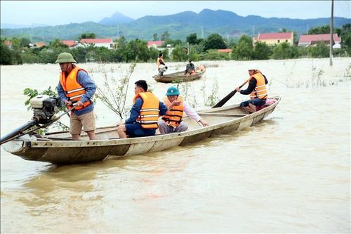 Quảng Trị: Hỗ trợ phương tiện, nhu yếu phẩm cho người dân vùng bị cô lập do mưa lũ