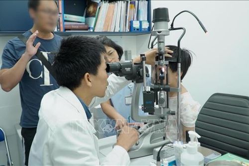 Bác sĩ Việt Nam cứu bé gái người Trung Quốc thoát cảnh mù lòa do ổ áp-xe hốc mắt