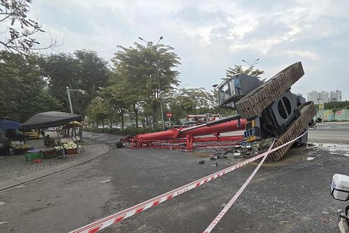 TP Hồ Chí Minh: Đứt dây xích, cần cẩu rơi khỏi xe đầu kéo làm một người bị thương