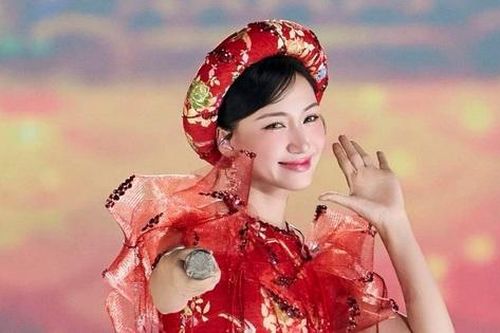 Hòa Minzy tiết lộ danh tính 'người đặc biệt' gửi tin nhắn lúc nửa đêm