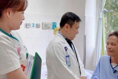 Bác sĩ dùng dung dịch đặc biệt giúp tim tạm ngừng đập, xử lý phần bị thủng ở vách tim