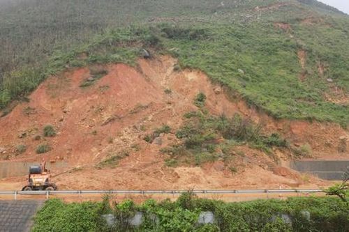 Cận cảnh điểm đứt gãy trên núi, sạt lở khiến 2 người bị thương ở Hà Tĩnh