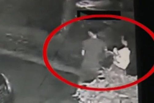 Giật điện thoại của cô gái, nam thanh niên nhận cái kết đắng giữa phố
