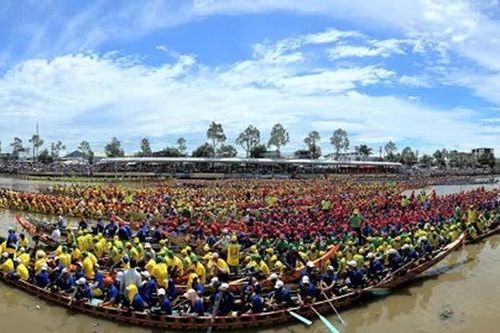61 ghe ngo tranh tài trên dòng sông Maspero - Cần Thơ