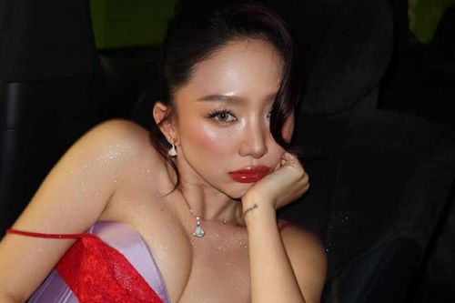 'Khó thở' trước loạt ảnh hở bạo của Tóc Tiên