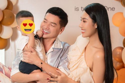 Nghệ sĩ Quang Minh U70 làm tiệc mừng quý tử tròn 1 tuổi, vợ 9X diện trang phục gây chú ý