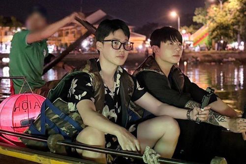 Xôn xao hình ảnh 2 thành viên BTS ghé thăm Hội An
