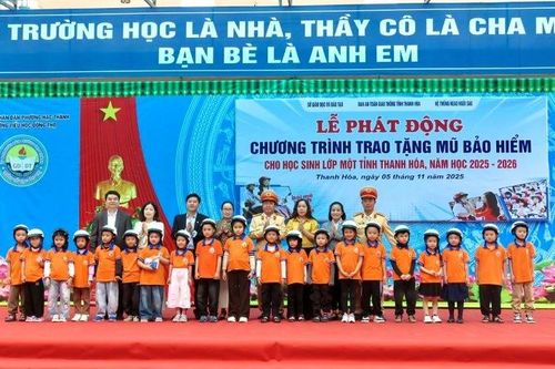 Trao tặng gần 70.000 mũ bảo hiểm cho học sinh lớp 1