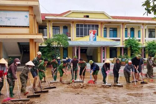 Miền Trung tất bật vệ sinh môi trường sau bão lũ