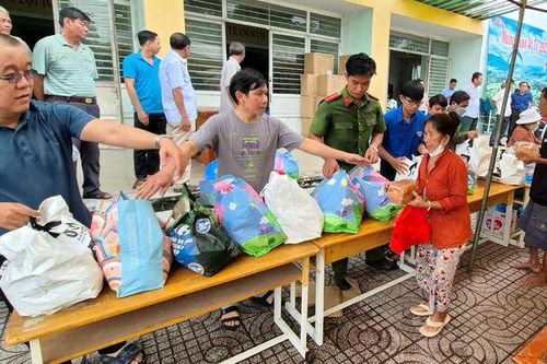 Tặng 986 phần quà cho người dân xã Tri Tôn