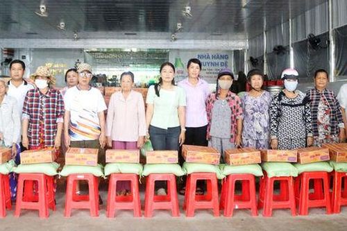 Tặng 170 phần quà cho người dân phường Tịnh Biên