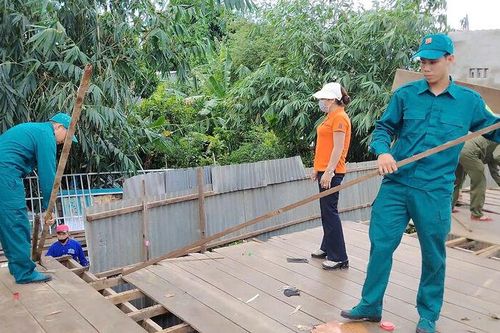 Xã Phú Hữu hỗ trợ người dân di dời nhà khỏi khu vực sạt lở