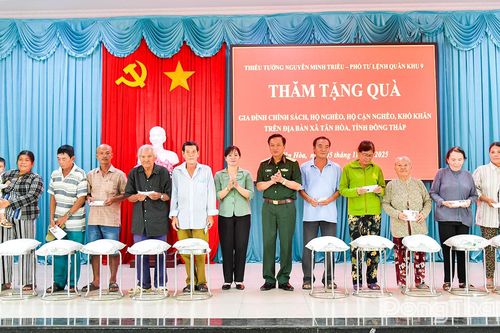 Thiếu tướng Nguyễn Minh Triều thăm và tặng 150 phần quà tại xã Tân Hòa