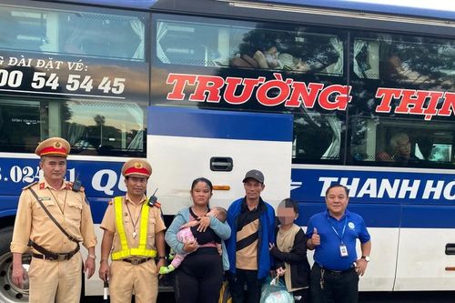 Cảnh sát giao thông Gia Lai giúp đỡ gia đình đi xe máy từ Đồng Nai về Thanh Hóa