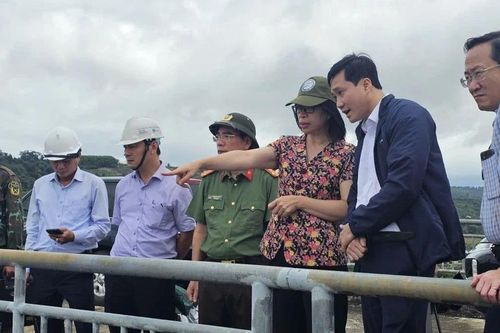 Phó Chủ tịch UBND tỉnh Nguyễn Thị Thanh Lịch kiểm tra công tác vận hành hồ chứa, liên hồ chứa của Công ty Thủy điện An Khê-Ka Nak