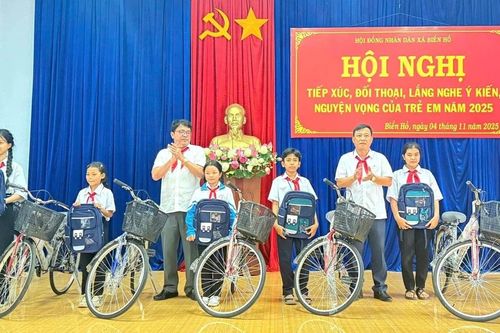 Lãnh đạo xã Biển Hồ lắng nghe ý kiến, kiến nghị của trẻ em