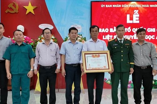 Trao Bằng 'Tổ quốc ghi công' cho gia đình liệt sĩ Nguyễn Ngọc An