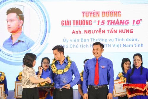 Bảo vệ bản thân và bạn bè trên không gian mạng