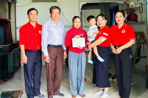Lãnh đạo Hội Chữ thập đỏ tỉnh Khánh Hòa thăm và trao tiền hỗ trợ cho bệnh nhi có hoàn cảnh khó khăn