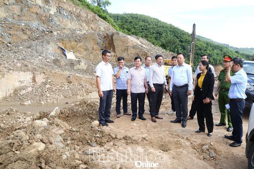 Phó Chủ tịch UBND tỉnh Lê Huyền kiểm tra công tác ứng phó với bão số 13