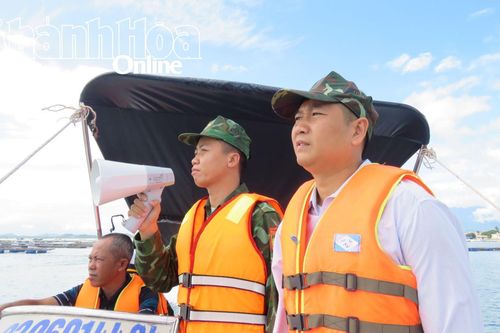 Xã Vạn Ninh vận động, kêu gọi lao động trên biển vào bờ tránh trú bão