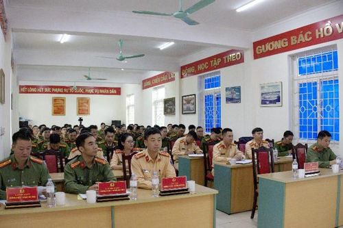 85 cán bộ công an được tập huấn, hướng dẫn kỹ năng huấn luyện lái xe gắn máy an toàn