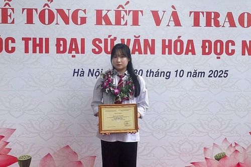Tình yêu sách của 'Đại sứ văn hóa đọc'