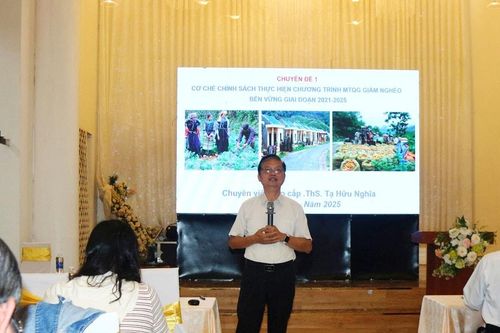 Bồi dưỡng kiến thức, nghiệp vụ cho đội ngũ cán bộ làm công tác giảm nghèo