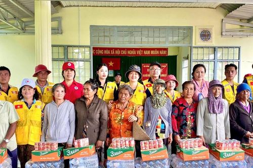 Hội Chữ thập đỏ tỉnh Lâm Đồng trao 300 suất quà hỗ trợ người dân vùng lũ