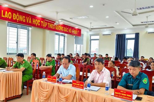 Công an xã Cát Tiên lắng nghe ý kiến Nhân dân