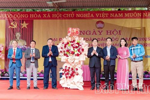 Đồng chí Quách Thế Ngọc dự ngày hội Đại đoàn kết toàn dân tại xã Dũng Tiến