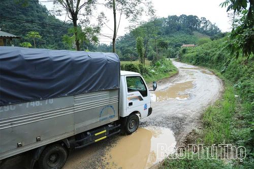 Người dân xã Liên Sơn ngao ngán vì đường dân sinh xuống cấp