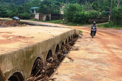 Cần tháo dỡ cầu tạm cản dòng chảy, gây nguy hiểm cho người dân