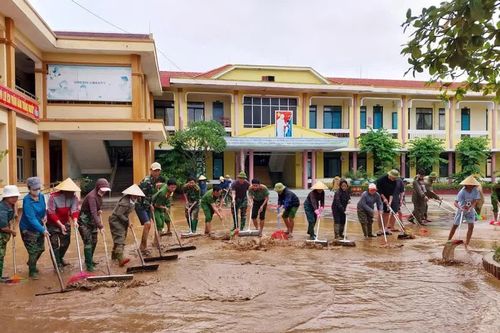 Lực lượng Công an hỗ trợ các trường học ở xã Lệ Thủy khắc phục hậu quả mưa lũ