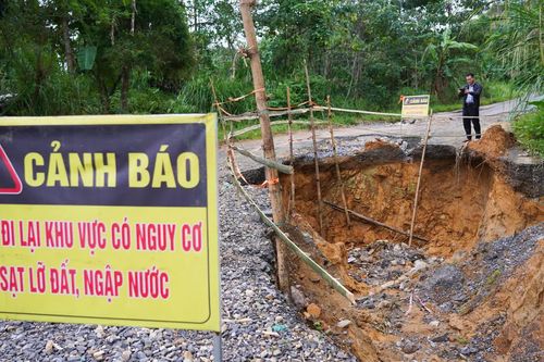 Khe Sanh xuất hiện nhiều điểm sạt lở, sụt lún nghiêm trọng