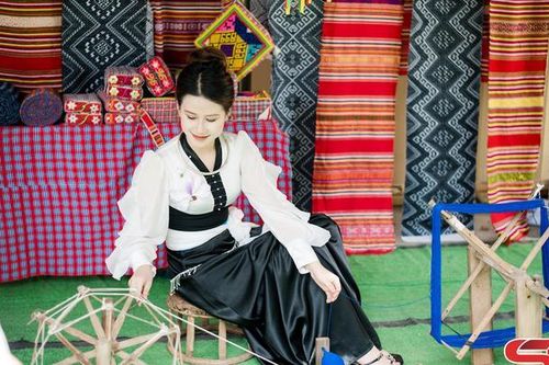 Gìn giữ nghề dệt thổ cẩm truyền thống