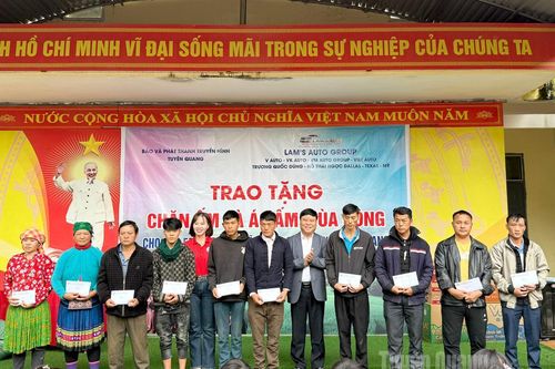 Trao quà cho người dân bị ảnh hưởng bão lũ và học sinh khó khăn trên địa bàn xã Thắng Mố