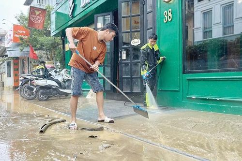 Dịch vụ dọn dẹp sau lũ 'đắt hàng'