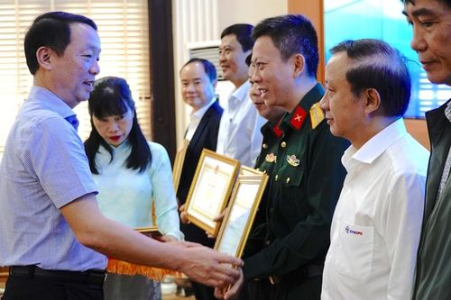 Thành phố Huế khen thưởng 12 tập thể xuất sắc trong phòng chống mưa lũ