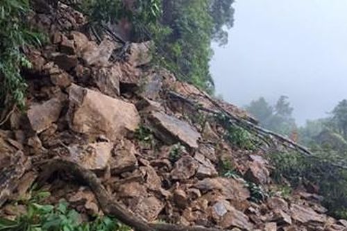 Thông tuyến một vệt xe đèo Pê Ke