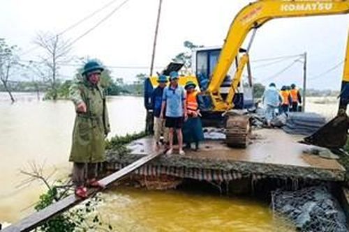 Dùng rọ đá 'vá' lại đoạn đê Niêm Phò – Nho Lâm