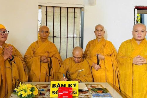 Ban Trị sự GHPGVN TP.HCM viếng tang Trưởng lão Hòa thượng Thích Giải Kinh