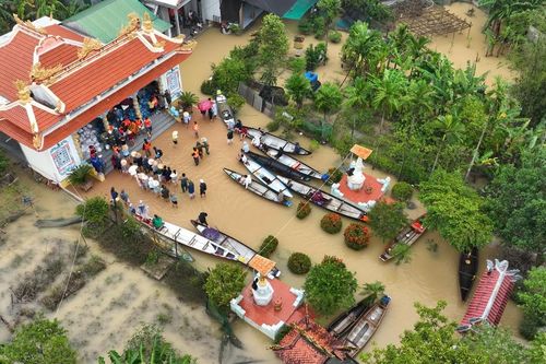 Hơn 1.500 phần quà được trao đến người dân vùng bị ngập lụt tại Huế